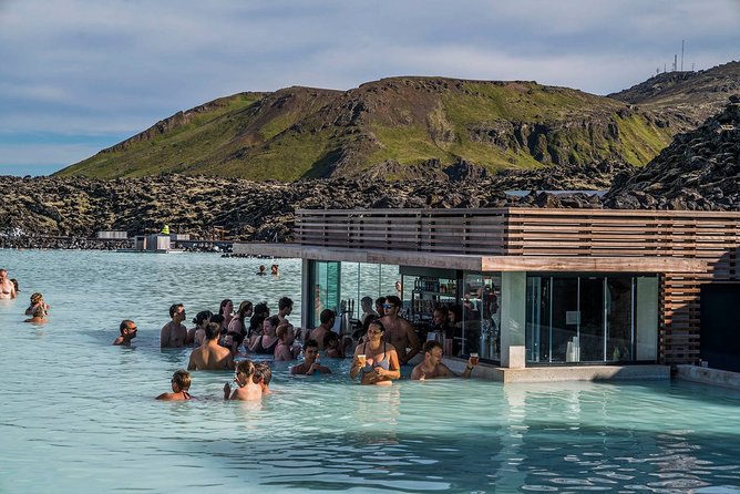 Unique bathing in an Icelandic hot springs at the Blue Lagoon - The swim-up bar and the changing pace of the visit