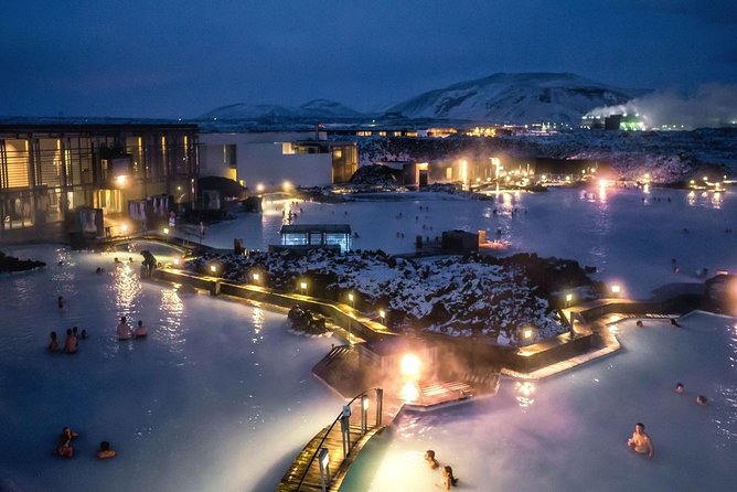 Unique bathing in an Icelandic hot springs at the Blue Lagoon - Who will enjoy this experience most?
