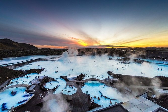 Unique bathing in an Icelandic hot springs at the Blue Lagoon - Comfort or Premium: which entrance makes sense?